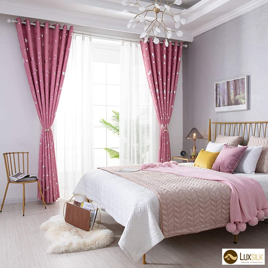 Bạn đang phân vân không biết chọn rèm cửa màu gì cho tường màu hồng trong phòng ngủ của mình? Đừng lo, có 4 TIPS chọn rèm siêu xinh dành cho bạn: ưu tiên chất liệu vải mềm mại, chọn màu pastel nhẹ nhàng, tôn vinh bức tranh treo trên tường và kết hợp với các phụ kiện giống màu thu hút.