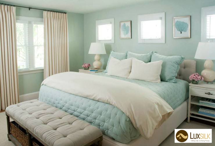 phòng ngủ tường màu xanh ngọc rèm màu trắng